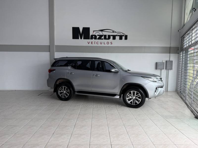 TOYOTA - HILUX SW4 - 2016/2016 - Prata - R$ 208.000,00