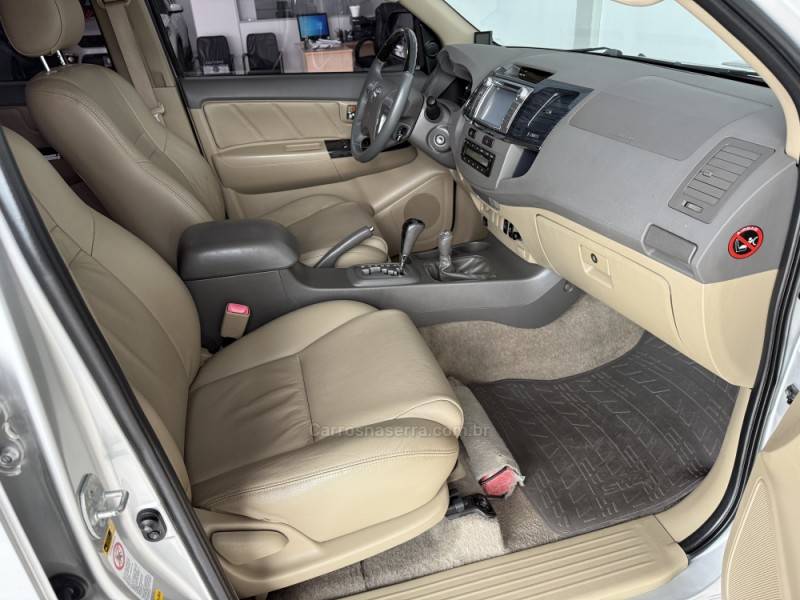 TOYOTA - HILUX SW4 - 2012/2013 - Prata - Sob Consulta