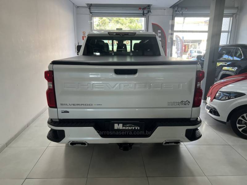 CHEVROLET - SILVERADO - 2023/2024 - Branca - R$ 470.000,00