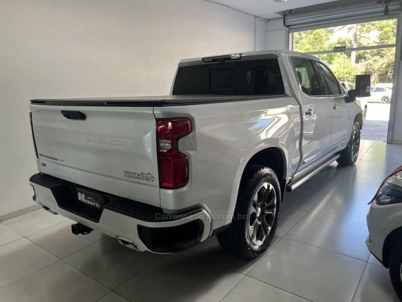 CHEVROLET - SILVERADO - 2023/2024 - Branca - R$ 470.000,00