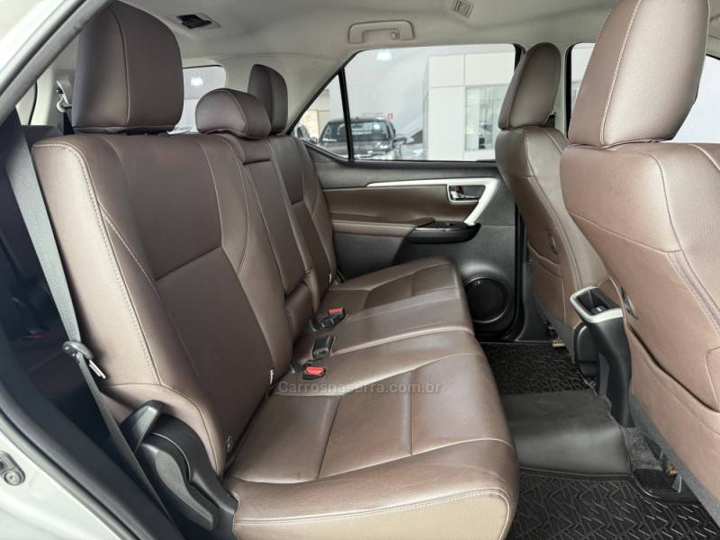 TOYOTA - HILUX SW4 - 2016/2016 - Prata - R$ 208.000,00