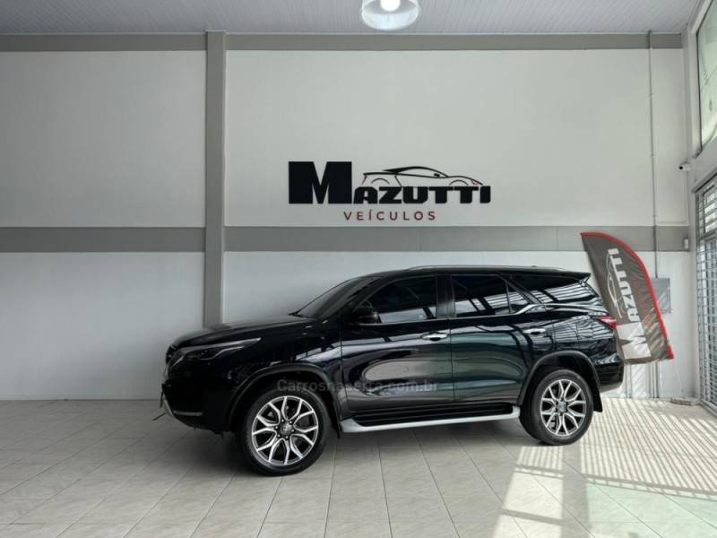 TOYOTA - HILUX SW4 - 2020/2021 - Preta - R$ 280.000,00