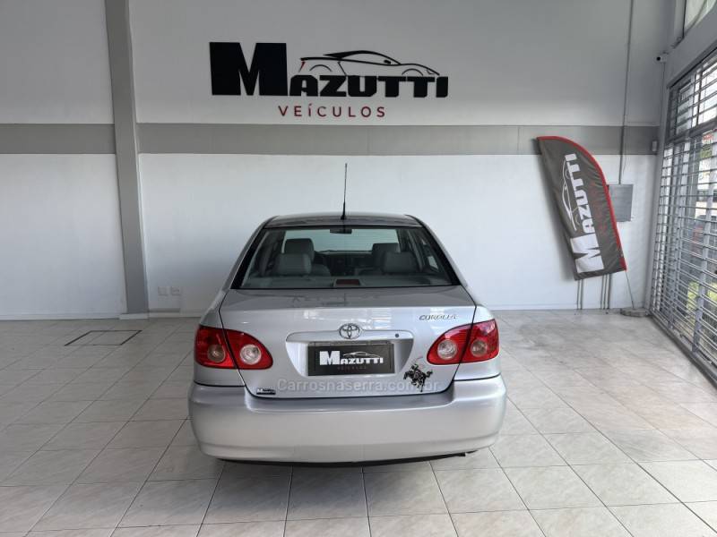 TOYOTA - COROLLA - 2004/2005 - Prata - R$ 38.000,00