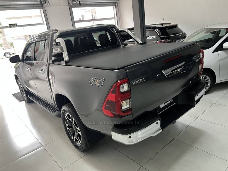 TOYOTA - HILUX - 2020/2021 - Cinza - R$ 250.000,00