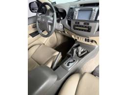 TOYOTA - HILUX SW4 - 2012/2013 - Prata - Sob Consulta