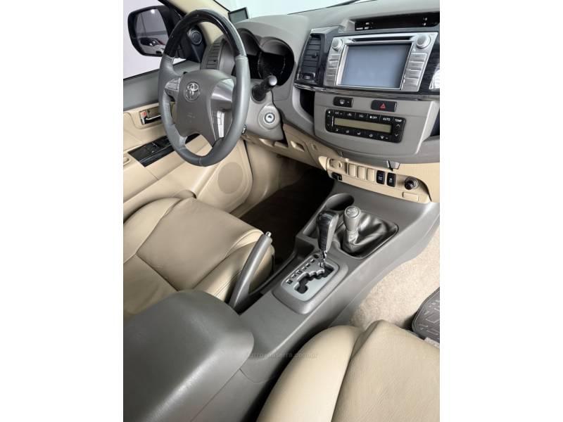 TOYOTA - HILUX SW4 - 2012/2013 - Prata - Sob Consulta