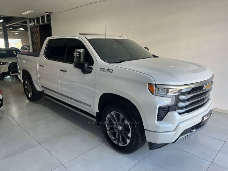 CHEVROLET - SILVERADO - 2023/2024 - Branca - R$ 470.000,00