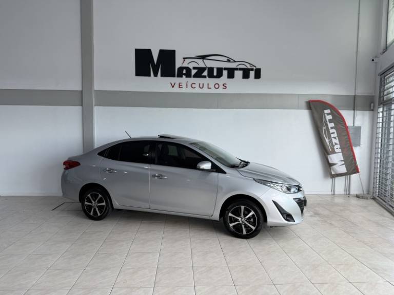 TOYOTA - YARIS - 2019/2019 - Prata - R$ 83.000,00