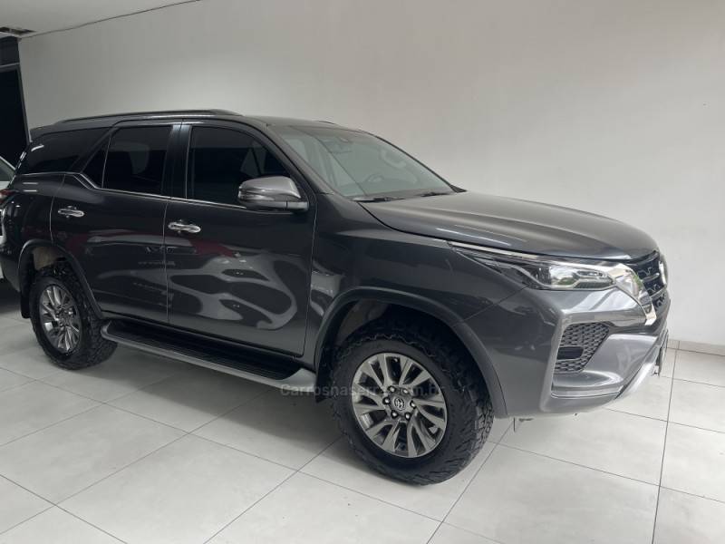 TOYOTA - HILUX SW4 - 2020/2021 - Cinza - Sob Consulta
