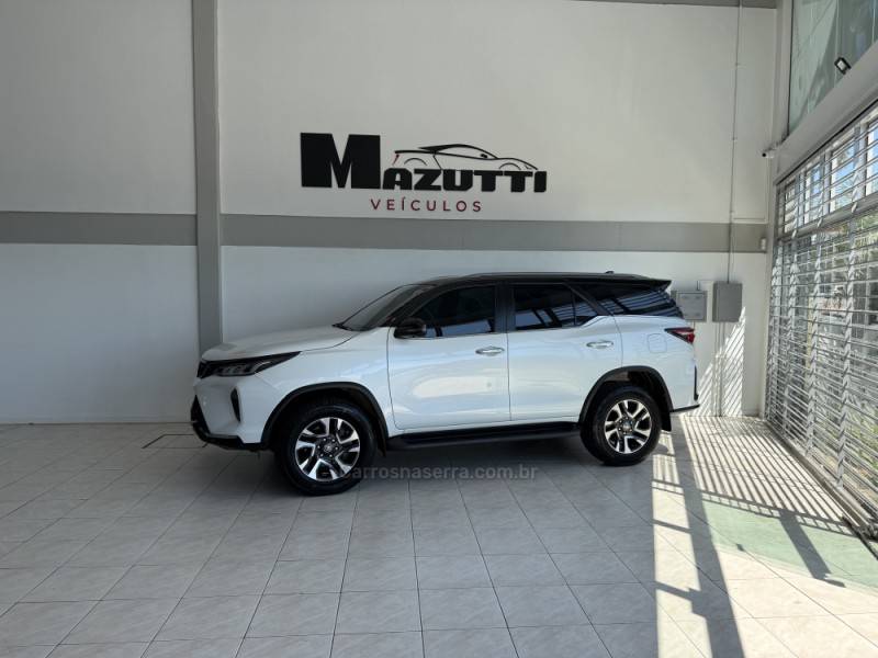 TOYOTA - HILUX SW4 - 2023/2024 - Branca - R$ 388.000,00