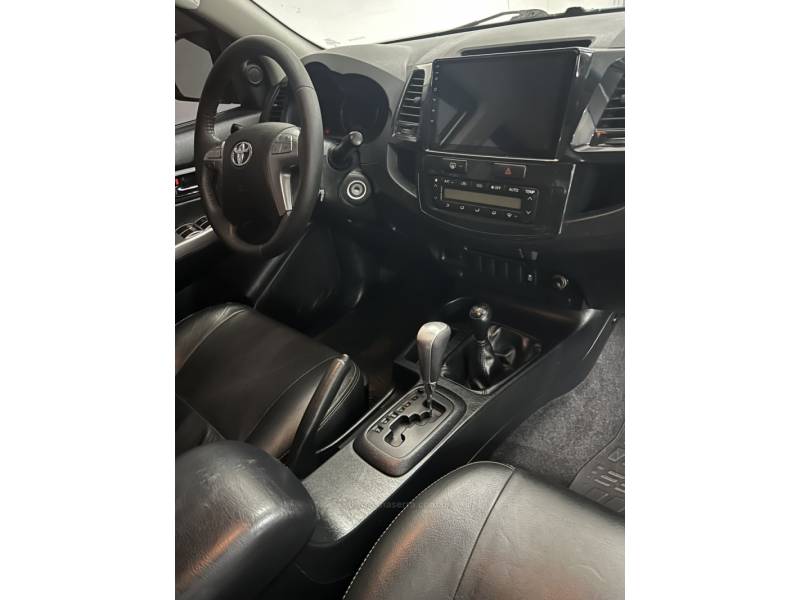 TOYOTA - HILUX - 2013/2014 - Prata - R$ 142.000,00