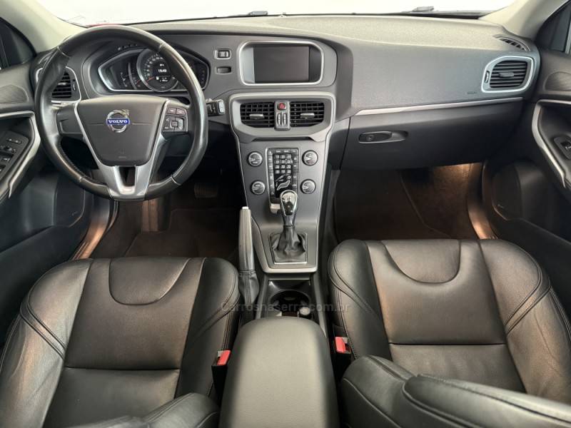VOLVO - V40 - 2015/2015 - Vermelha - R$ 72.000,00