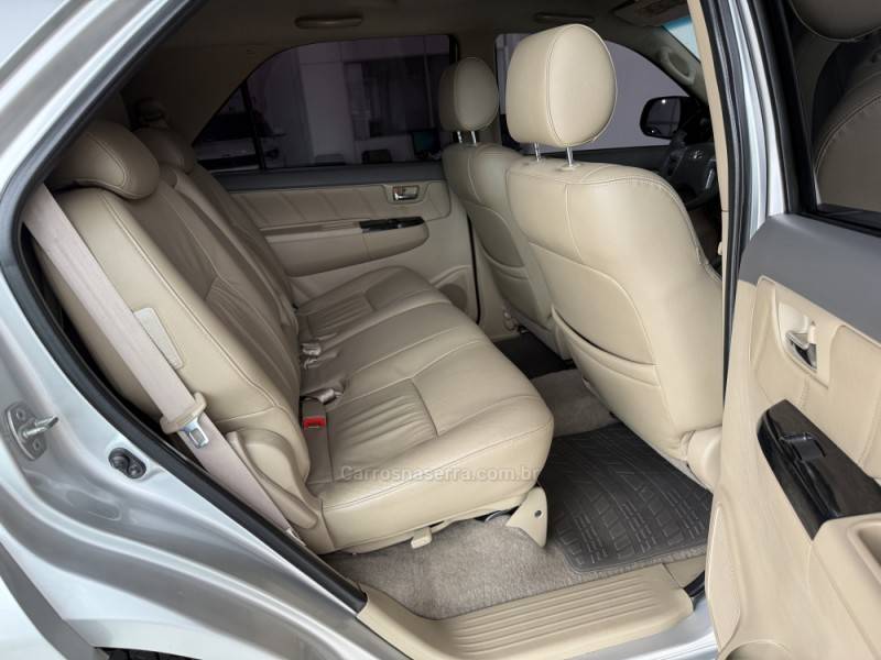 TOYOTA - HILUX SW4 - 2012/2013 - Prata - Sob Consulta