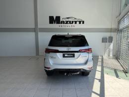 TOYOTA - HILUX SW4 - 2023/2024 - Branca - R$ 388.000,00