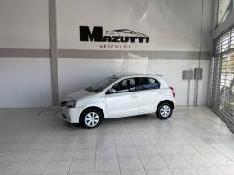TOYOTA - ETIOS - 2015/2015 - Branca - R$ 47.000,00