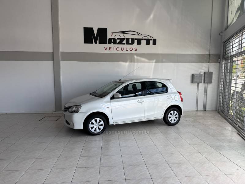 TOYOTA - ETIOS - 2015/2015 - Branca - R$ 47.000,00