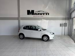TOYOTA - ETIOS - 2015/2015 - Branca - R$ 47.000,00