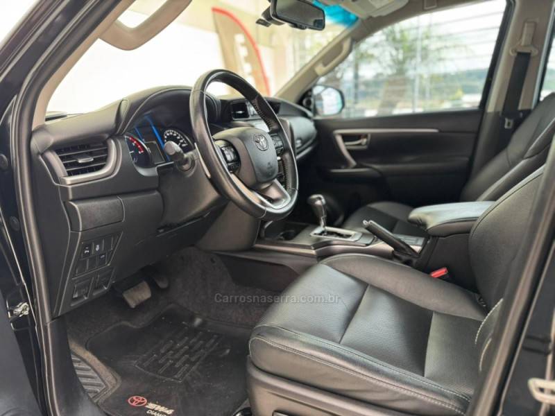 TOYOTA - HILUX SW4 - 2020/2021 - Preta - R$ 280.000,00
