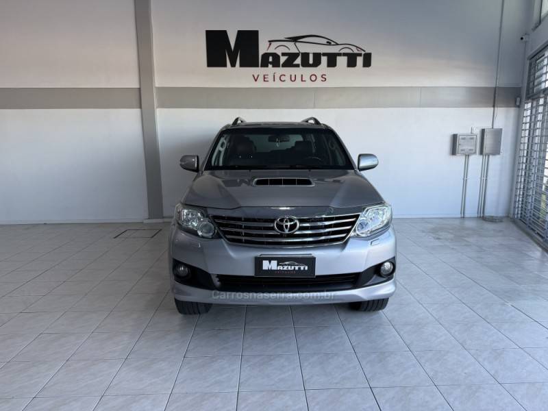 TOYOTA - HILUX SW4 - 2015/2015 - Prata - R$ 160.000,00