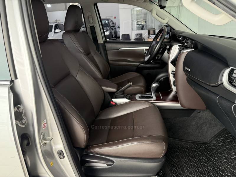 TOYOTA - HILUX SW4 - 2016/2016 - Prata - R$ 208.000,00