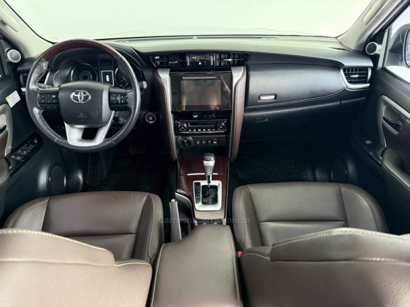 TOYOTA - HILUX SW4 - 2016/2016 - Prata - R$ 208.000,00