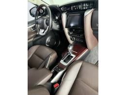 TOYOTA - HILUX SW4 - 2016/2016 - Prata - R$ 208.000,00