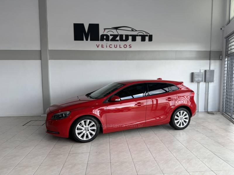 VOLVO - V40 - 2015/2015 - Vermelha - R$ 72.000,00
