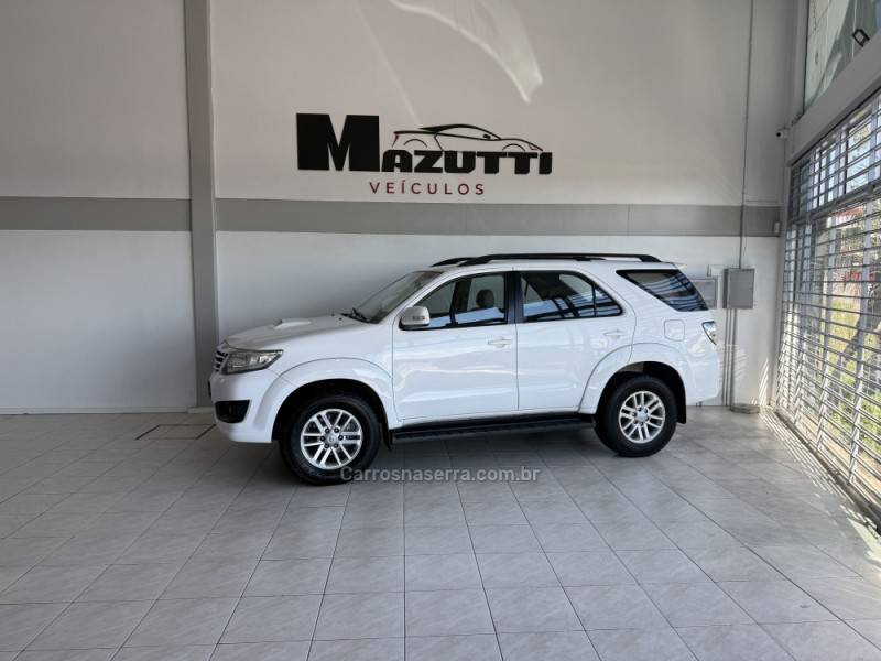 TOYOTA - HILUX SW4 - 2014/2015 - Branca - R$ 155.000,00