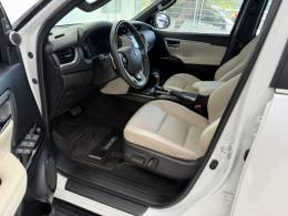 TOYOTA - HILUX SW4 - 2023/2024 - Branca - R$ 388.000,00