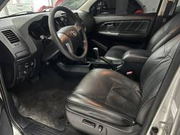 TOYOTA - HILUX - 2013/2014 - Prata - R$ 142.000,00