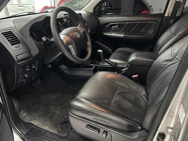 TOYOTA - HILUX - 2013/2014 - Prata - R$ 142.000,00