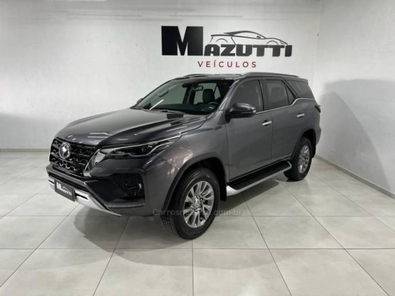 TOYOTA - HILUX SW4 - 2023/2023 - Cinza - R$ 325.000,00