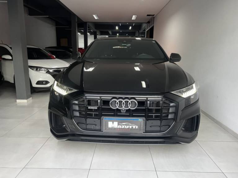 AUDI - Q8 - 2021/2022 - Preta - R$ 530.000,00