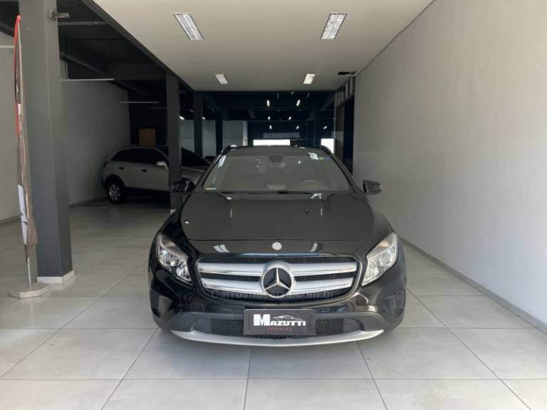 MERCEDES-BENZ - GLA 200 - 2015/2015 - Preta - R$ 102.900,00