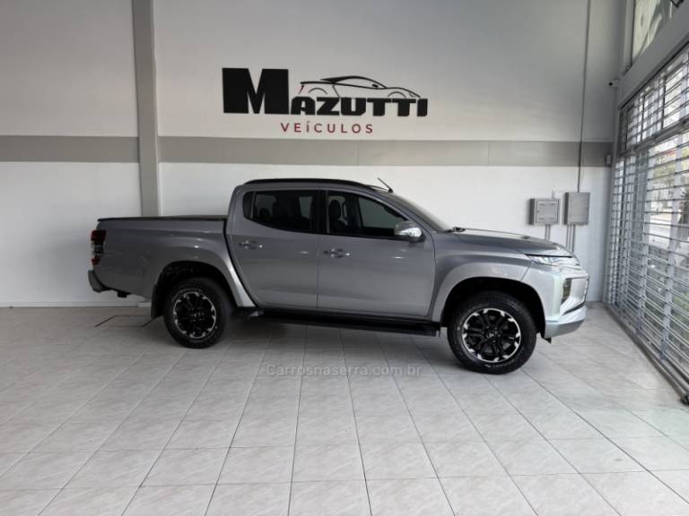 MITSUBISHI - L200 TRITON - 2022/2023 - Prata - R$ 210.000,00