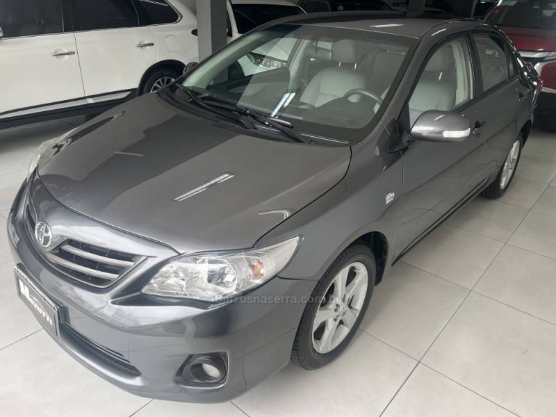 TOYOTA - COROLLA - 2013/2014 - Cinza - R$ 70.000,00