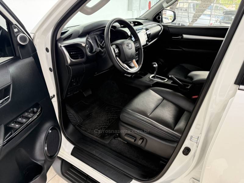 TOYOTA - HILUX - 2021/2022 - Branca - R$ 260.000,00