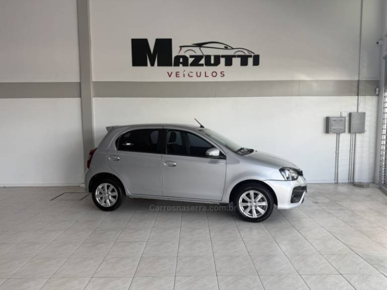 TOYOTA - ETIOS - 2020/2021 - Prata - R$ 79.000,00