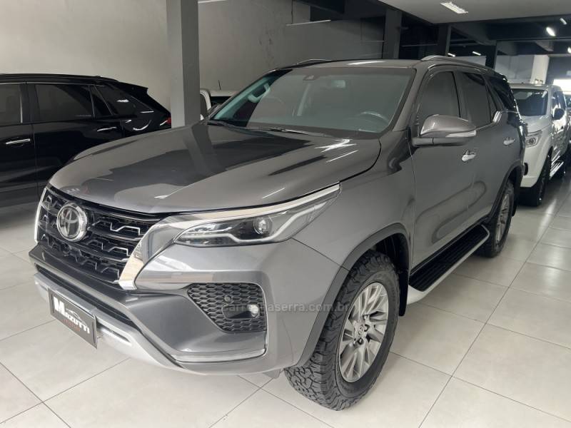 TOYOTA - HILUX SW4 - 2020/2021 - Cinza - Sob Consulta