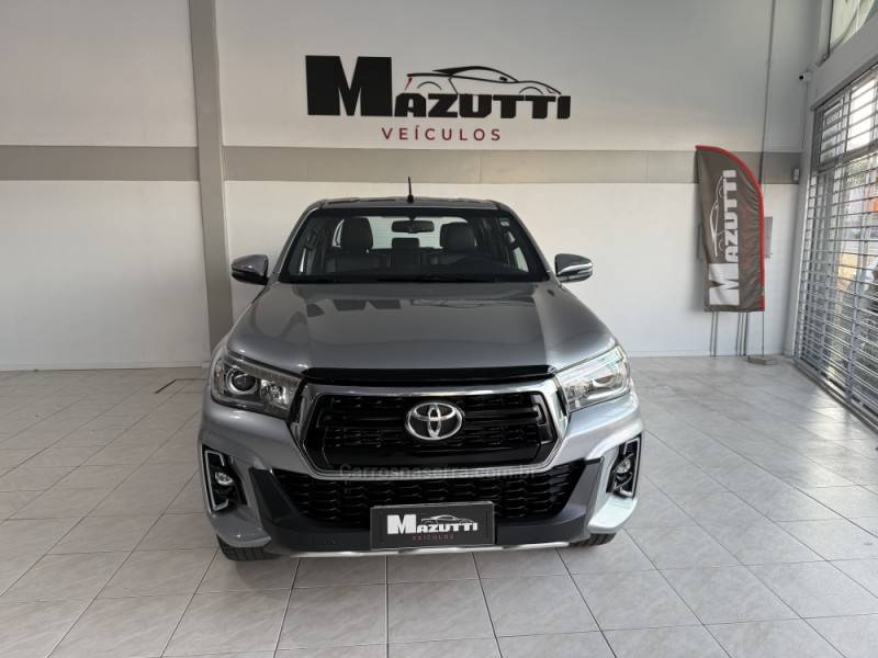 TOYOTA - HILUX - 2018/2019 - Prata - R$ 205.000,00