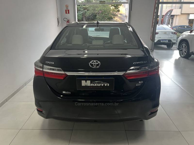 TOYOTA - COROLLA - 2017/2018 - Preta - R$ 103.000,00