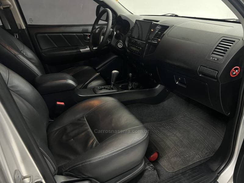TOYOTA - HILUX - 2013/2014 - Prata - R$ 142.000,00