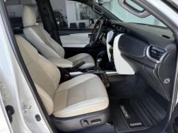 TOYOTA - HILUX SW4 - 2023/2024 - Branca - R$ 388.000,00