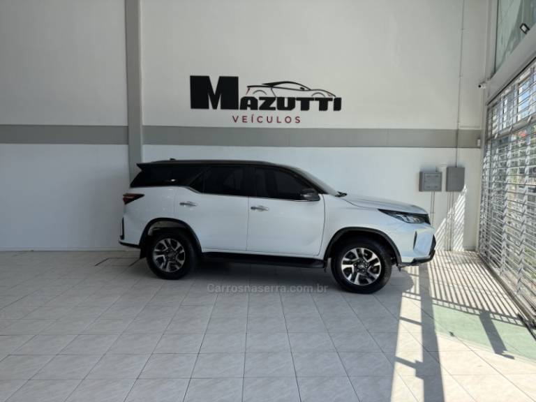 TOYOTA - HILUX SW4 - 2023/2024 - Branca - R$ 388.000,00