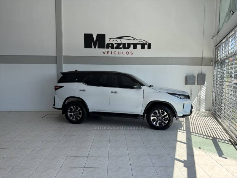 TOYOTA - HILUX SW4 - 2023/2024 - Branca - R$ 388.000,00