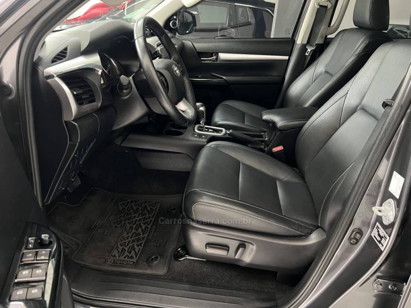 TOYOTA - HILUX - 2020/2021 - Cinza - R$ 250.000,00