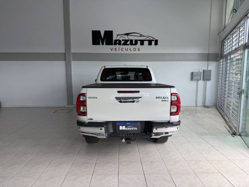 TOYOTA - HILUX - 2021/2022 - Branca - R$ 260.000,00