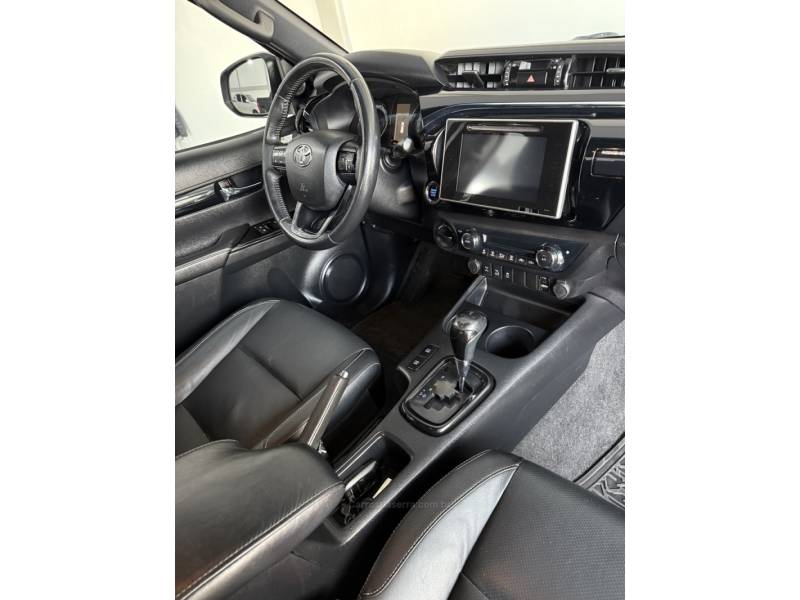 TOYOTA - HILUX - 2018/2019 - Prata - R$ 205.000,00