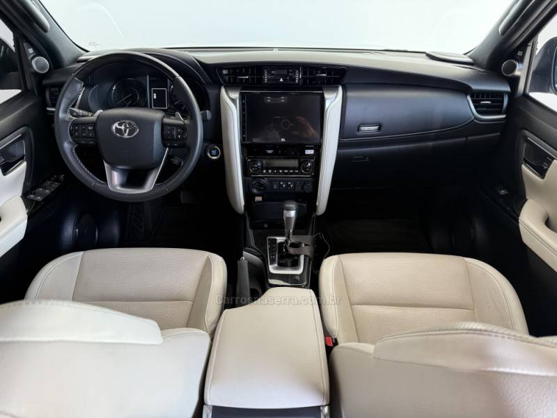 TOYOTA - HILUX SW4 - 2023/2024 - Branca - R$ 388.000,00