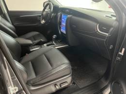 TOYOTA - HILUX SW4 - 2020/2021 - Cinza - Sob Consulta